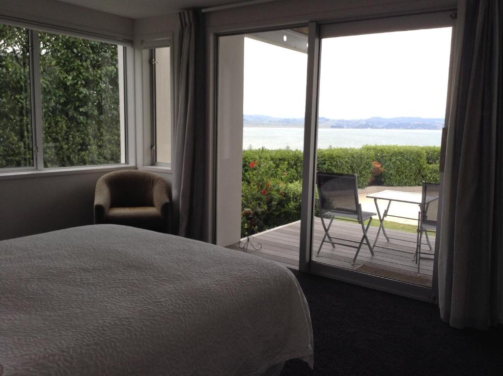 Retreat on Roslyn room 6